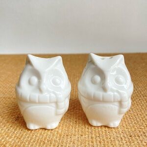 Mini owls salt and pepper shakers with scarves in white ceramic with stoppers